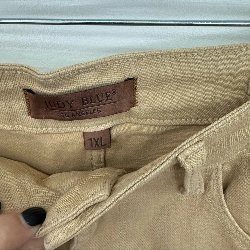 Judy Blue Women's Tan Bermuda Shorts B28 - Picture 4 of 6
